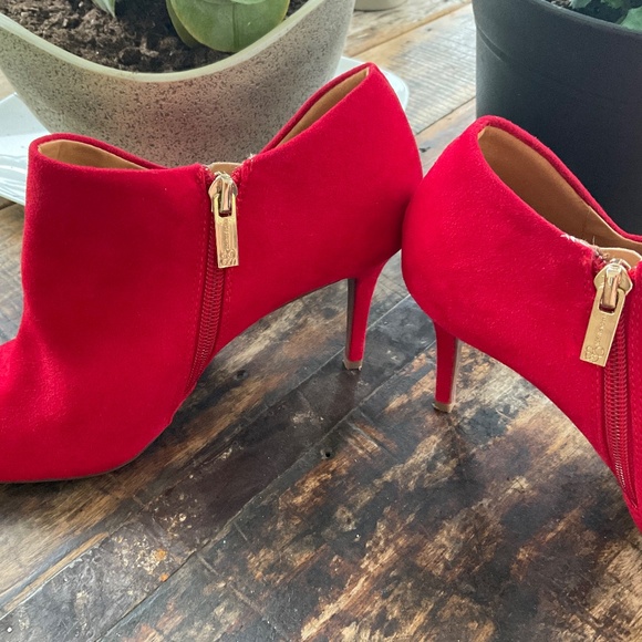 Red Jessica Simpson heels.8. - Picture 2 of 9